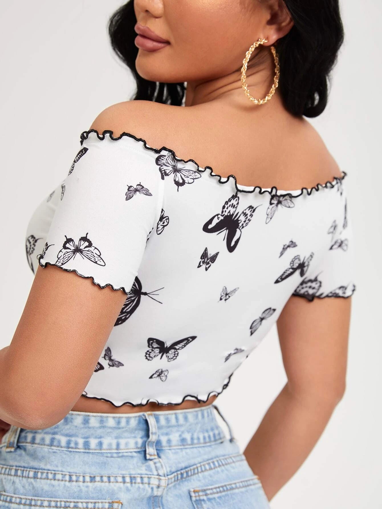 SHEIN Privé Camiseta con estampado de mariposa ribete