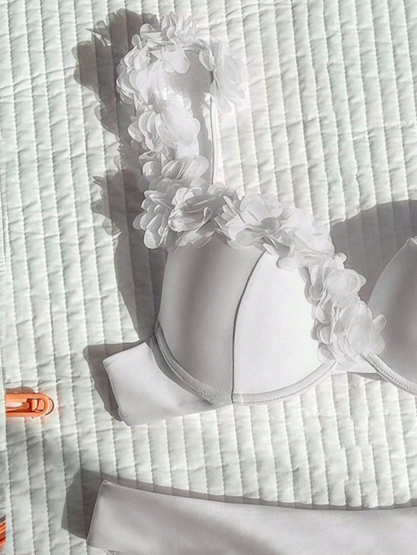 SHEIN Swim Conjunto de bikini con cuello en V, tirantes y decoración de flores